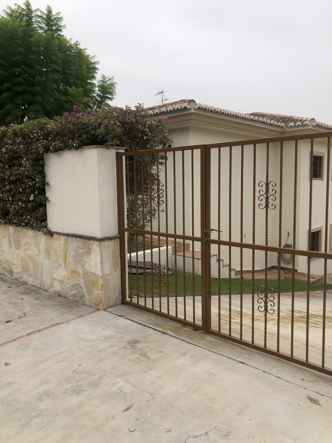 Reja y muro exterior