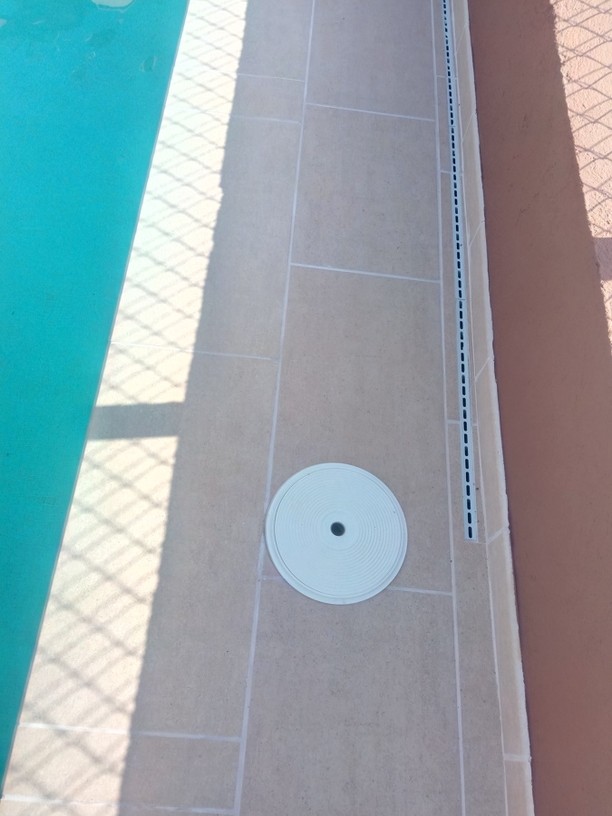 Rejilla decorativa en la zona de los skimmers.