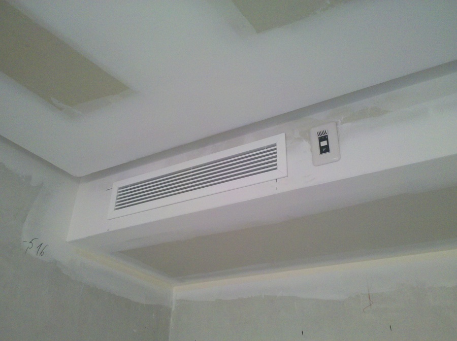 Rejilla lineal y control infrarojo Daikin