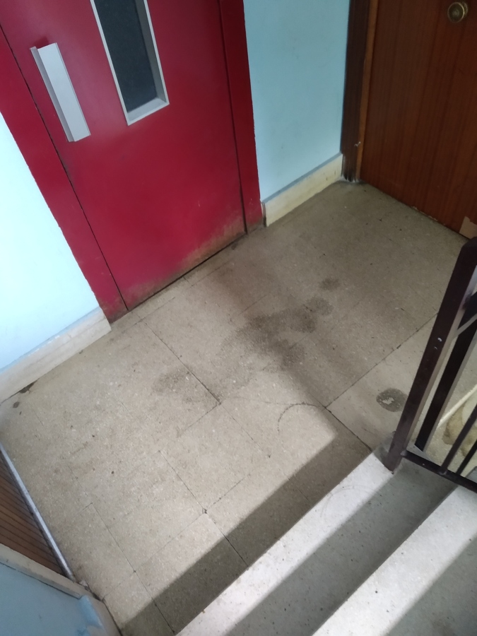 Rellano de escalera sucio