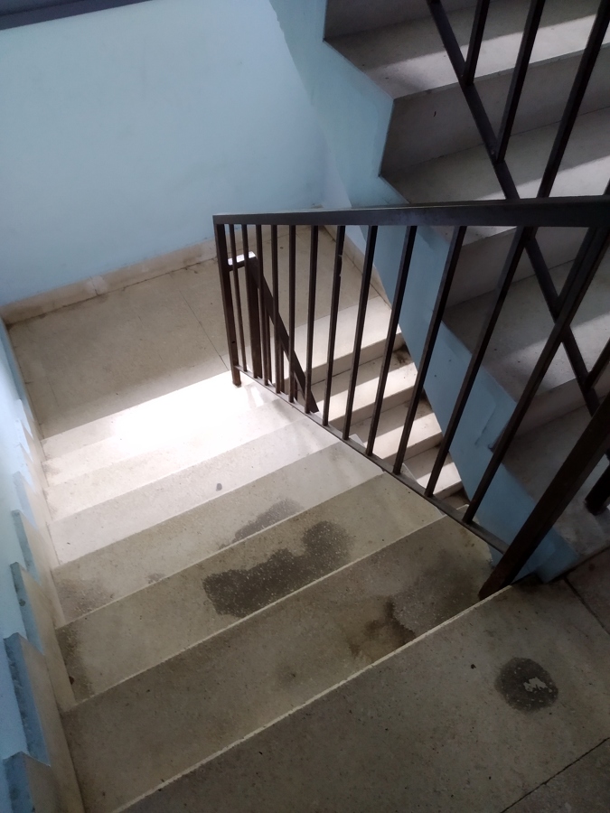 Rellano de escalera sucio