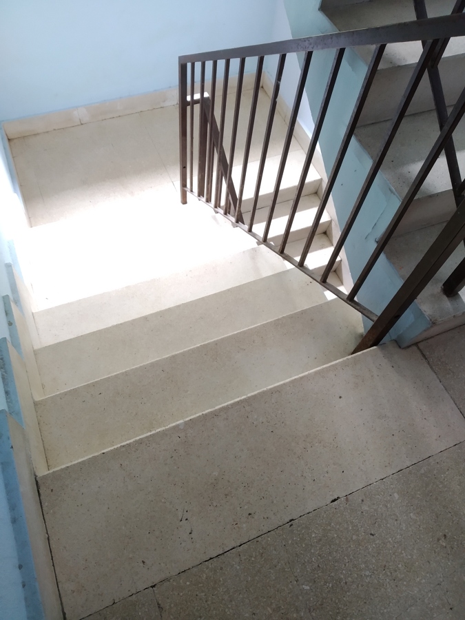 Rellano escalera limpio