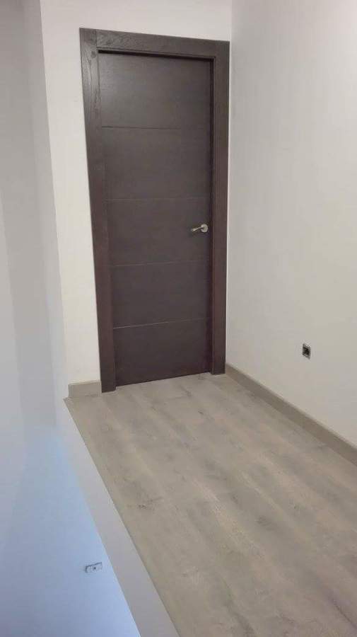 Rellano final con la  misma tarima que los peldaños, puerta en wengue