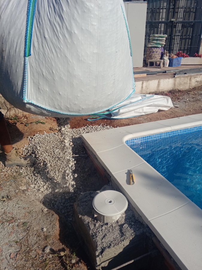 Rellenado el perimetral con grava.