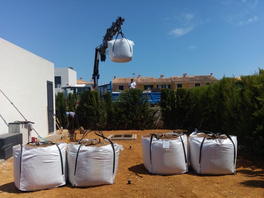 relleno de tierra con sustrato para plantación