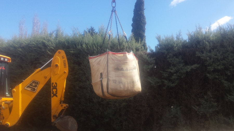 Relleno de tierra vegetal en bigbag