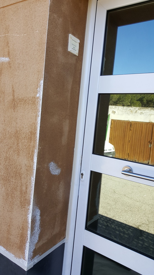 Remates en esquineras rajadas y capa de imprimacion