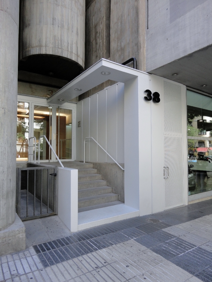 Remodelación de acceso a edificio de oficinas