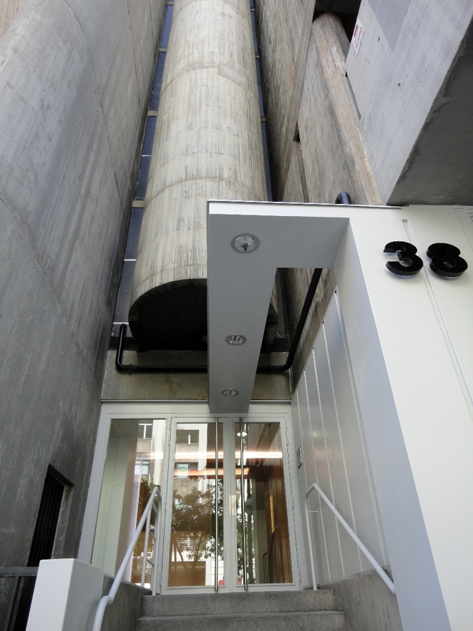 Remodelación de acceso a edificio de oficinas