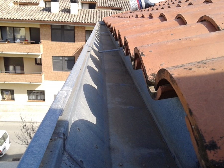 Reparacion canales pluviales y canalones / Reparació canals pluvials i canalons