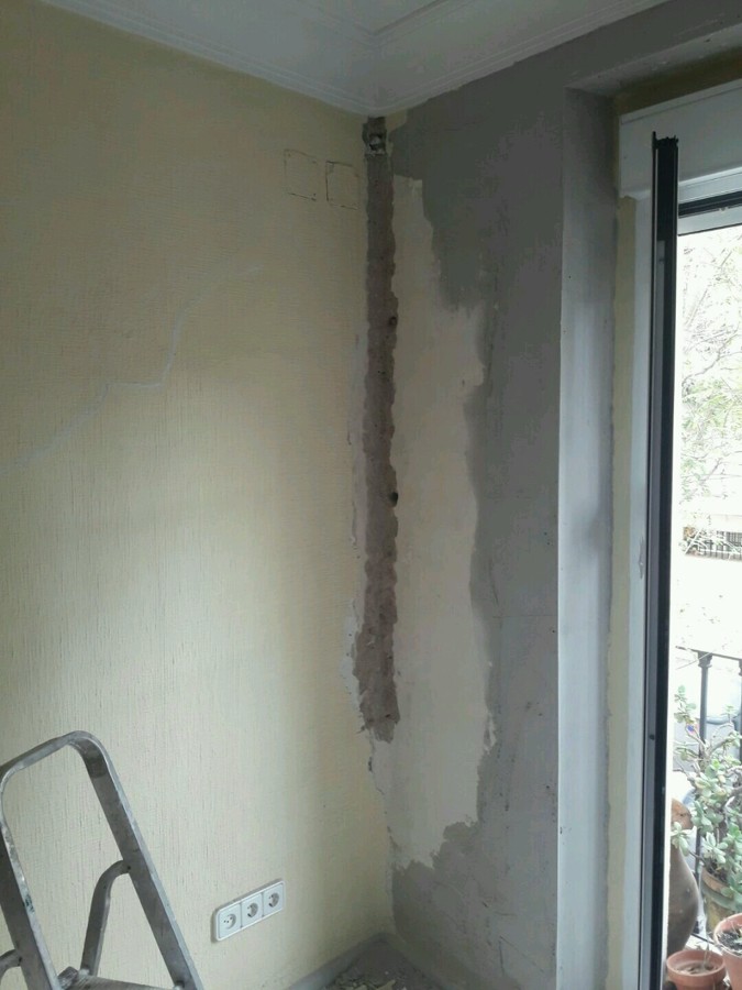 Reparación de grietas en las paredes.