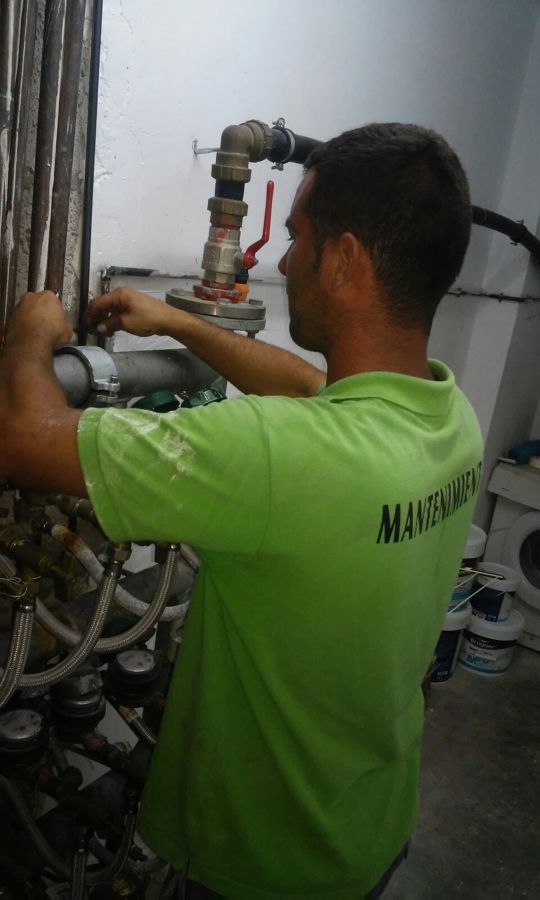 REPARACIÓN FUGA DE AGUA BATERIA CONTADORES