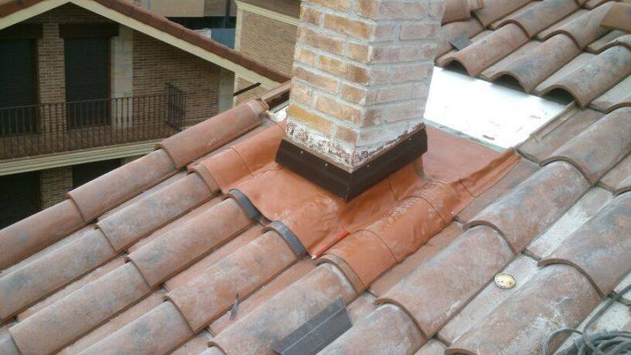 Reparación gotera en chimenea