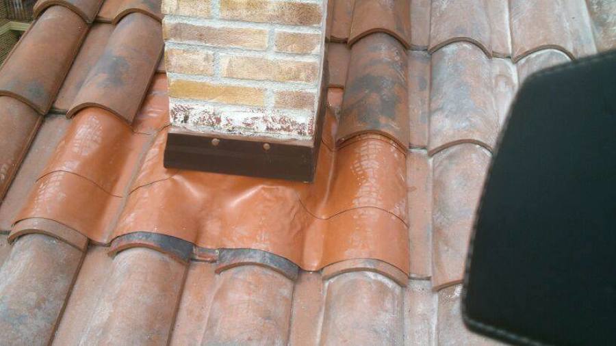 Reparación gotera en chimenea