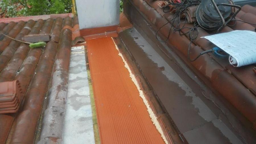 Reparación gotera en chimenea