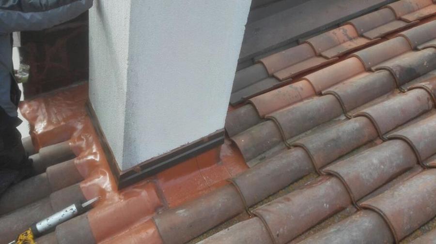 Reparación gotera en chimenea