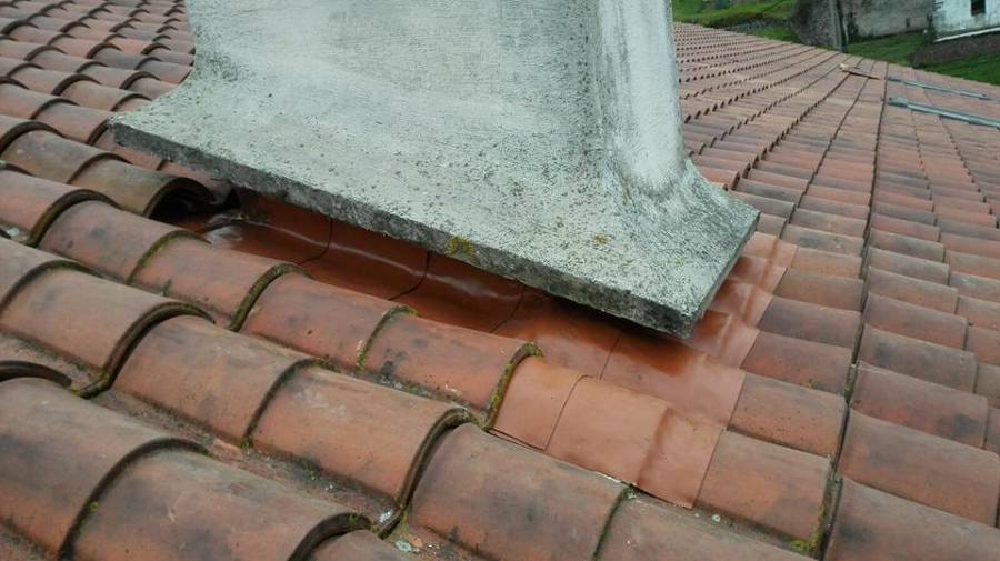 Reparación gotera en chimenea