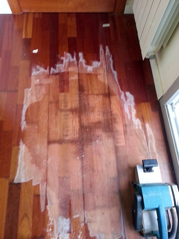 REPARACIÓN MANCHAS EN PARQUET FLOTANTE