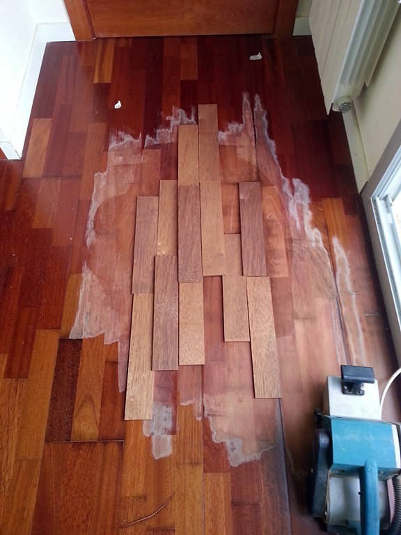 REPARACIÓN MANCHAS EN PARQUET FLOTANTE