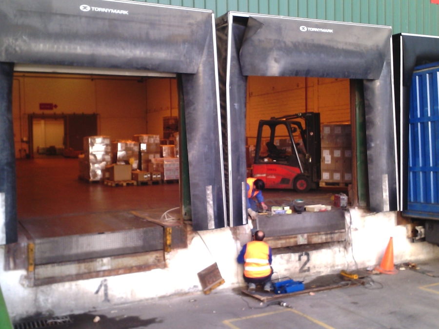 Reparación muelle carga en empresa