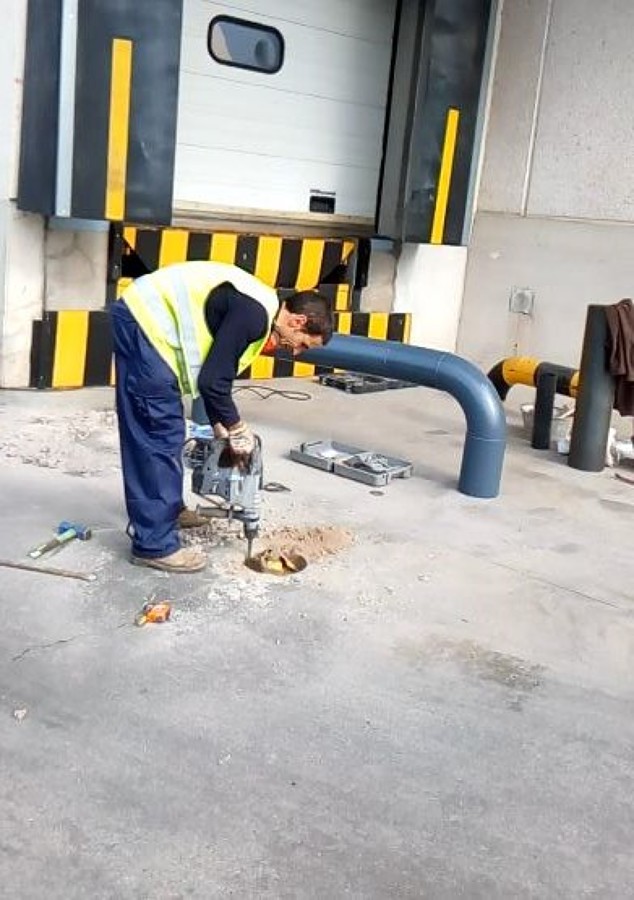 Reparación muelle carga en empresa