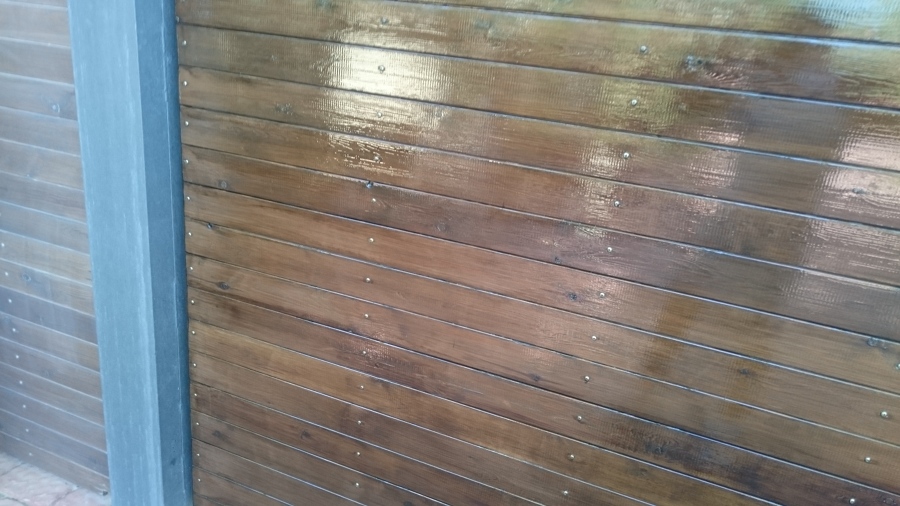 reparación y barnizado de portón de madera