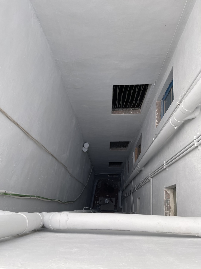 Reparación y pintura en patio interior Barcelona