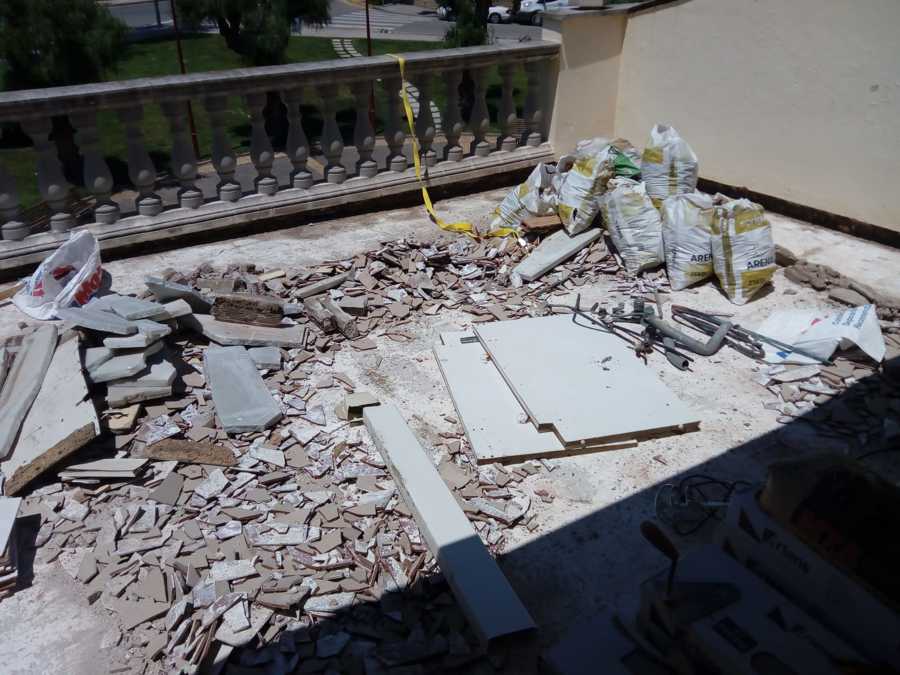 Repicado de suelo y zócalo antiguos