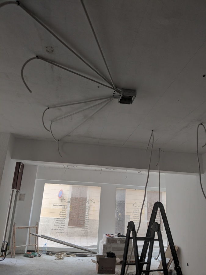 Replanteo de techos e instalación tubos.