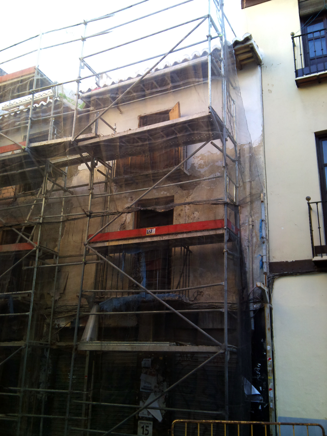 Restauracion de fachada y alero de madera tipo arabe