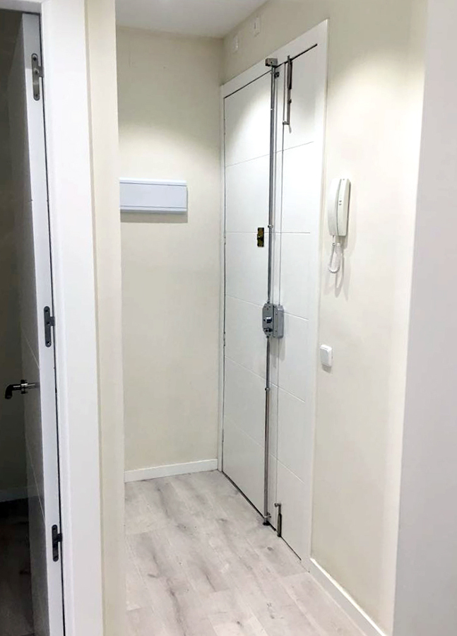 Restauración e incorporación de cerradura de seguridad en puerta de acceso