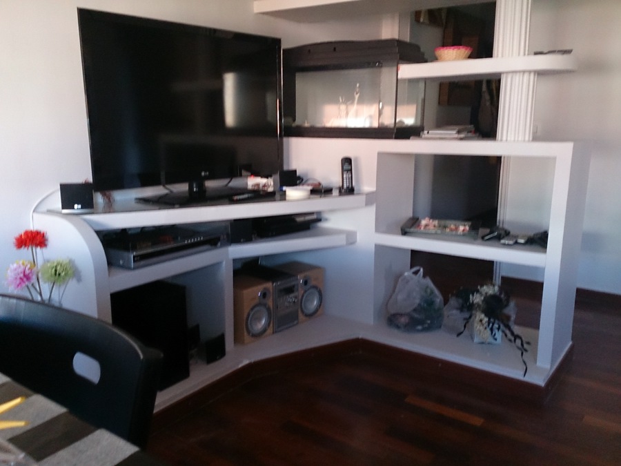 Restauración y pintado con esmalte satinado al agua en mueble del salón. 