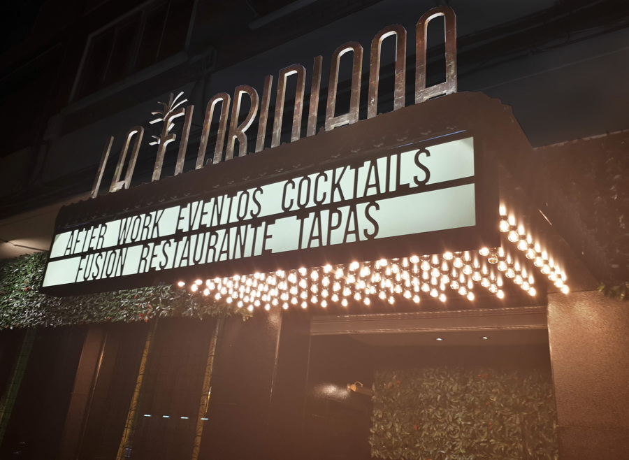 RESTAURANTE: Fachada nocturna