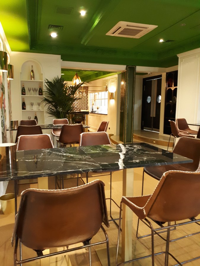 Restaurante zona mesas altas