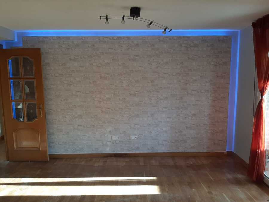 Resultado final de falsa pared decorada con papel pintado y luz led