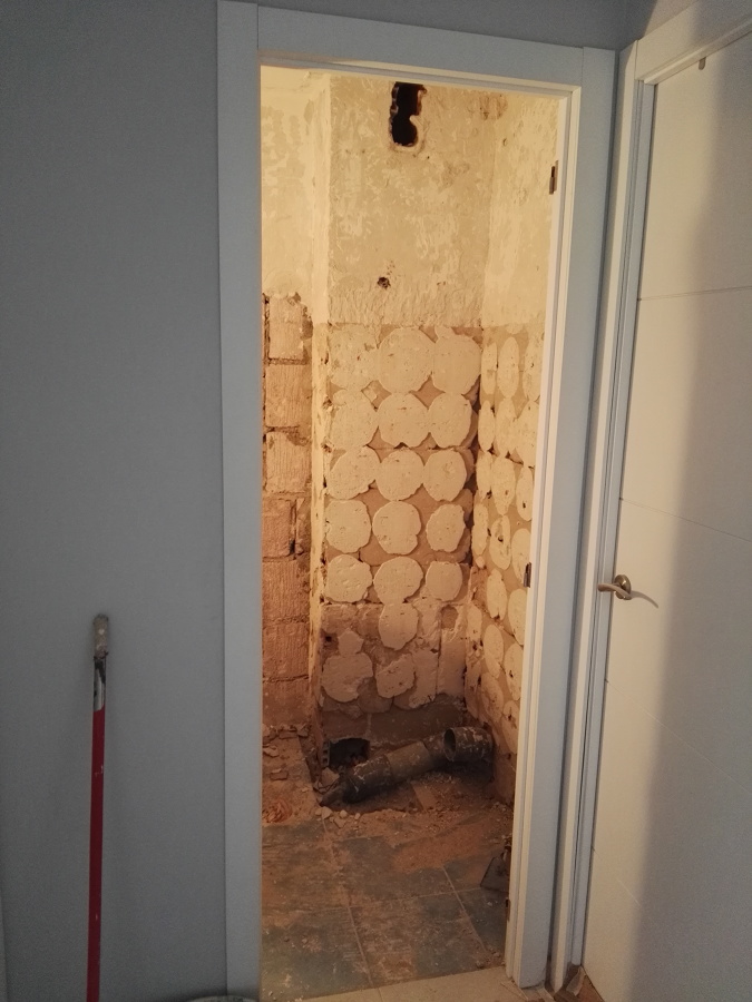 Retirada de azulejos antiguos y cambio de tuberías
