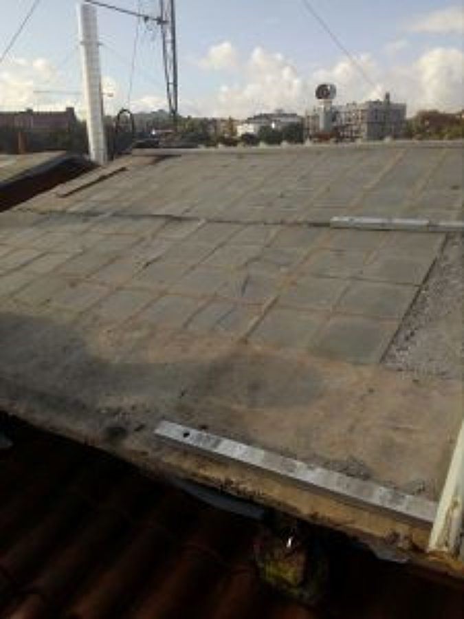 Retirada de cobertura de placa ondulada plástica