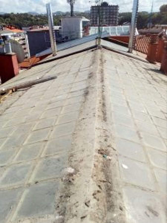 Retirada de cobertura de placa ondulada plástica