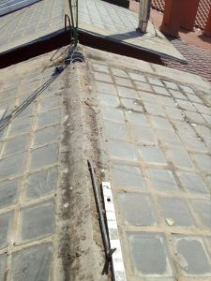 Retirada de cobertura de placa ondulada plástica