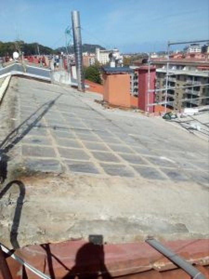 Retirada de cobertura de placa ondulada plástica