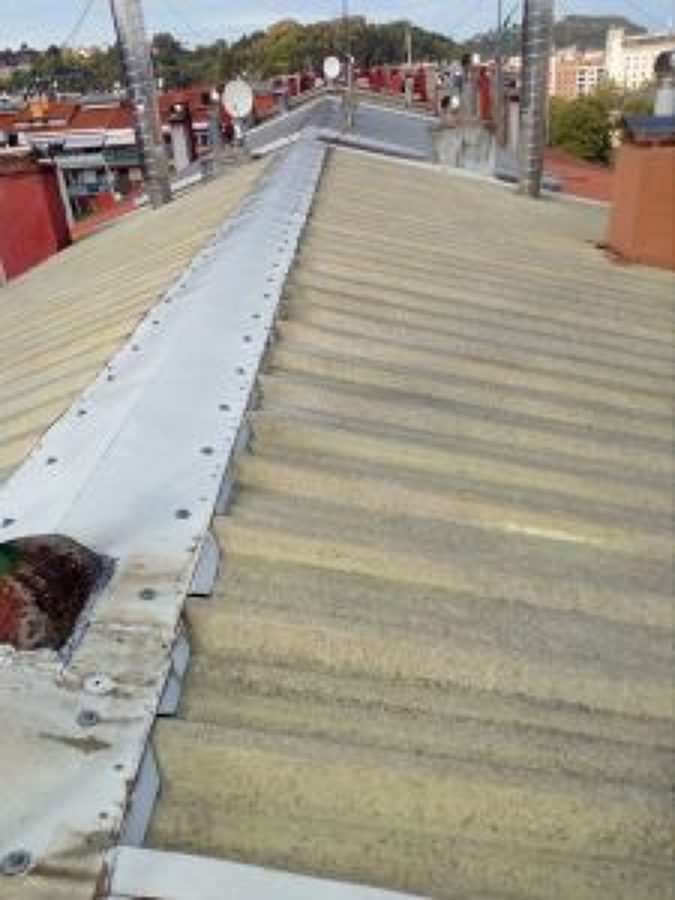 Retirada de cobertura de placa ondulada plástica