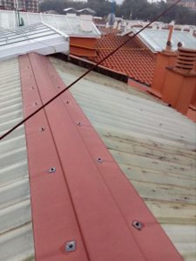 Retirada de cobertura de placa ondulada plástica