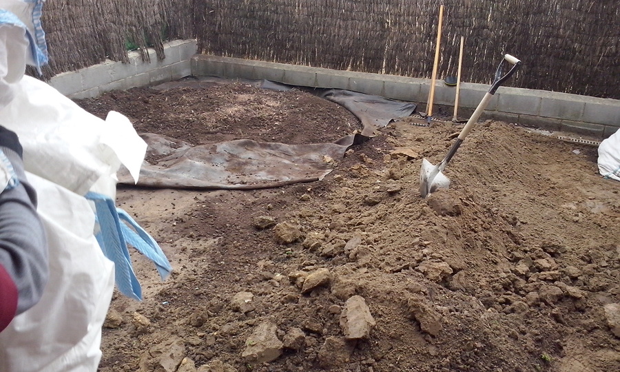 retirada de la terra del jardí