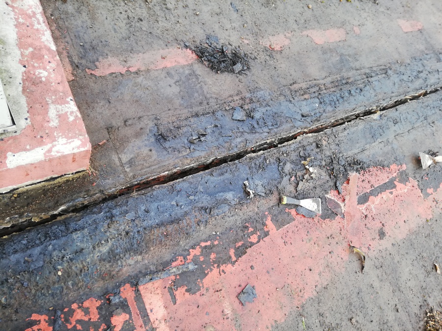 Retirada de Tela asfáltica y saneamiento de Junta