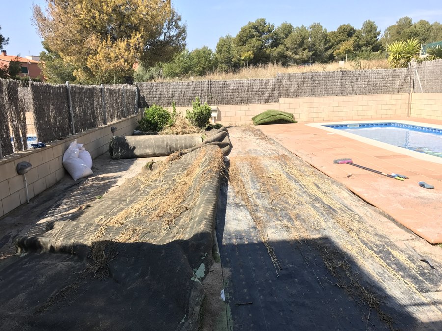 Retirada del césped antiguo y limpieza