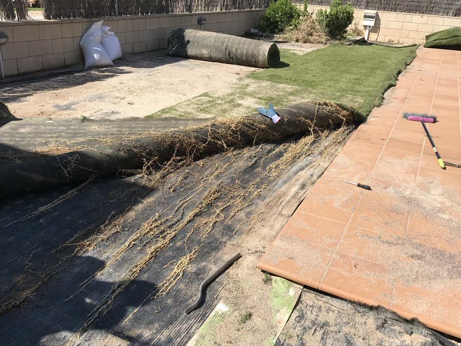 Retirada del césped antiguo y limpieza