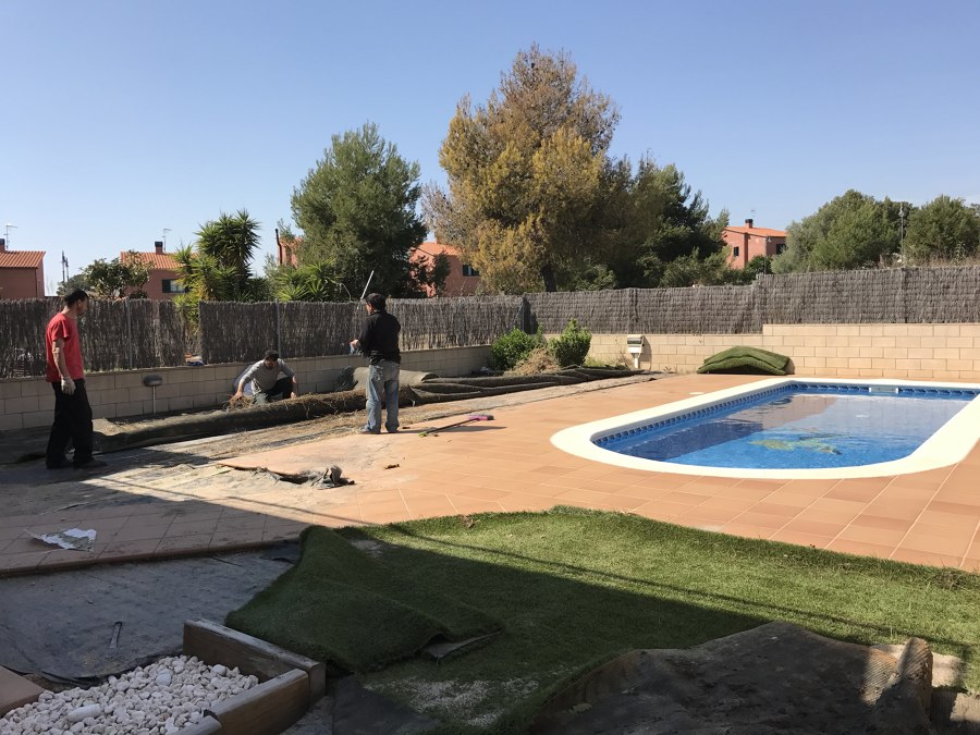 Retirada del césped antiguo y limpieza