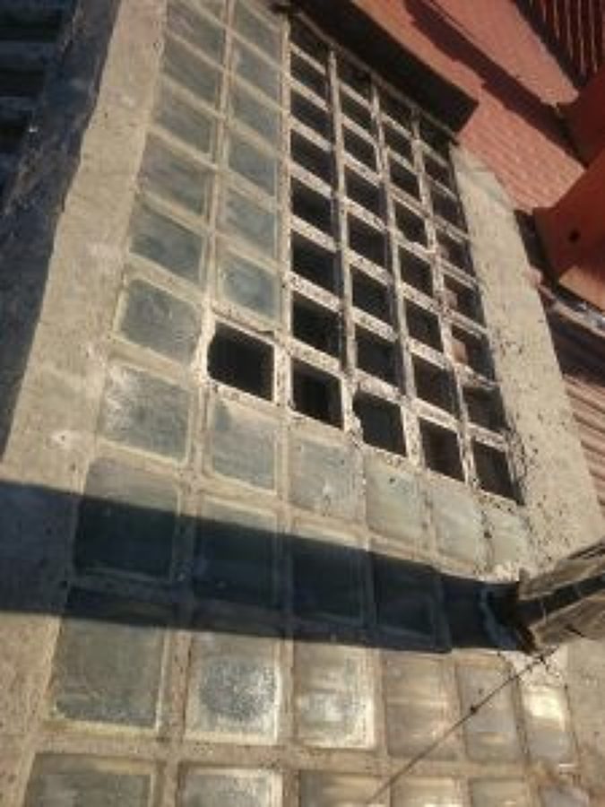 retirando el cristal de los tragaluces