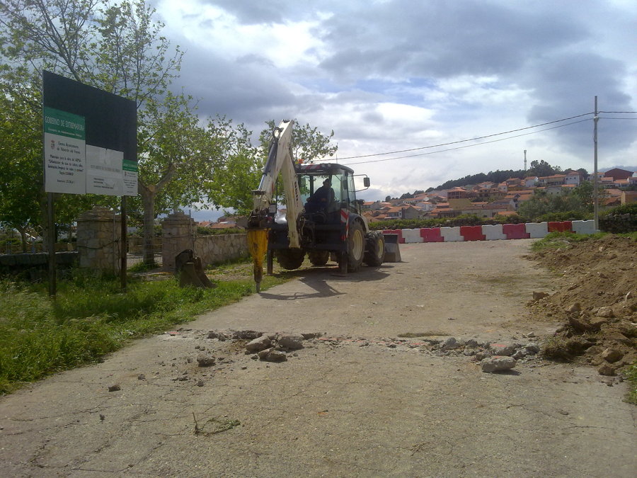 RETRO-EXCAVADORA CON MARTILLO