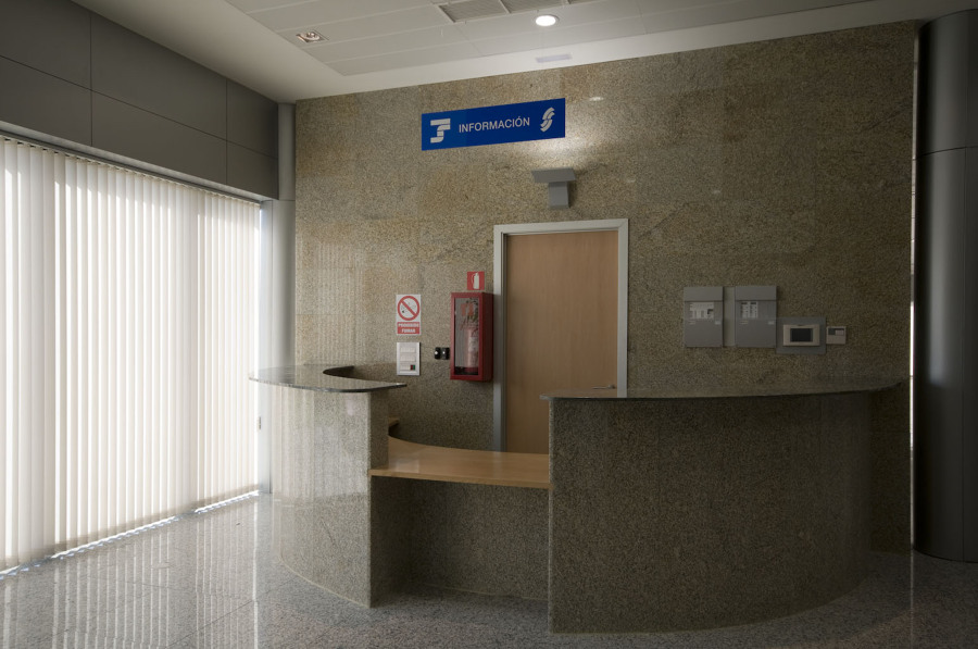 Revestido de granito en paredes.